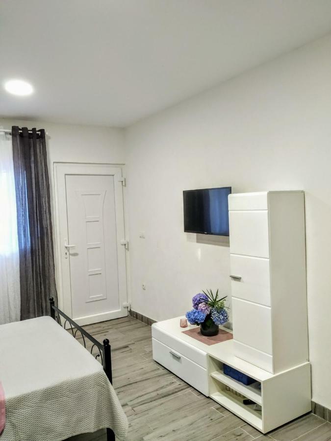 تروغير Studio Apartman Violeta II - 50M From The Beach المظهر الخارجي الصورة